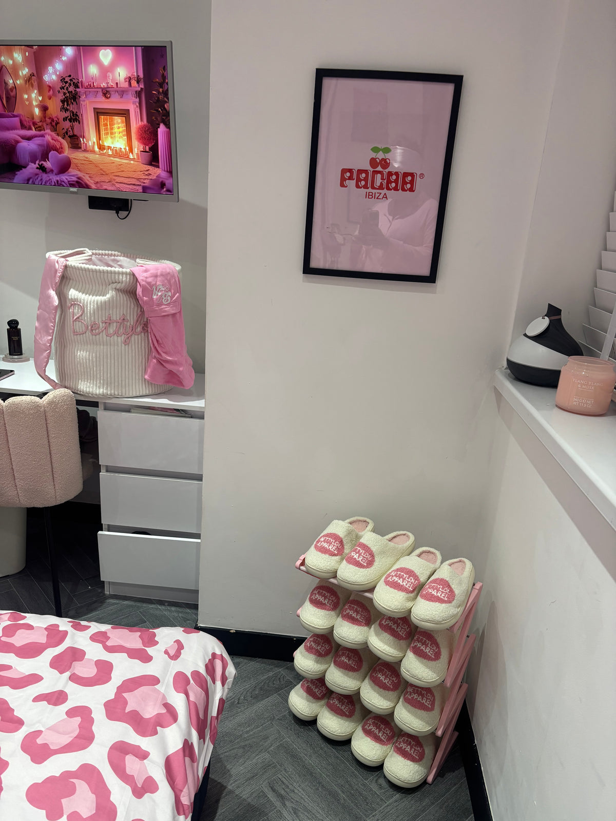 pink and white slipper womans (hard bottom)